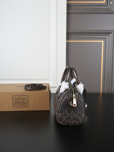 Load image into Gallery viewer, COH006 COACH Rowan 17 Boston Bag / 17 x 12 cm

