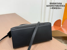 Load image into Gallery viewer, LB1451 Louis Vuitton Montaigne MM / 28 x 21 x 12 cm
