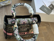 Load image into Gallery viewer, DR482 Medium Lady D-Lite Bag / 9.5 x 8 x 4.5 inches
