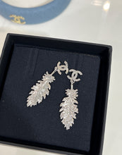 Load image into Gallery viewer, JW975 CC Spring-Summer 2025 Pendant Earrings
