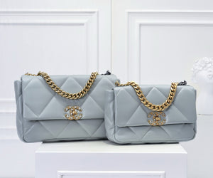 CC1077 CHANEL 19 Handbag / Small/Medium