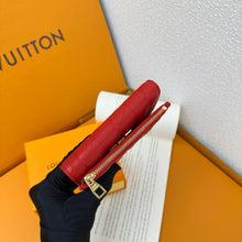 Load image into Gallery viewer, LB1211 Capucines Compact Maxi Wallet / 5.3 x 3.7 x 1.2 inches
