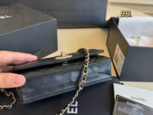 Load image into Gallery viewer, CC1193 Wallet on Chain / 4.8 x 7.6 x 1.4in
