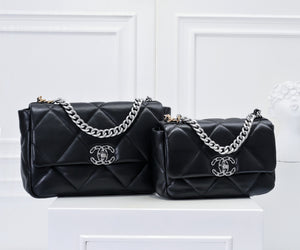 CC1077 CHANEL 19 Handbag / Small/Medium