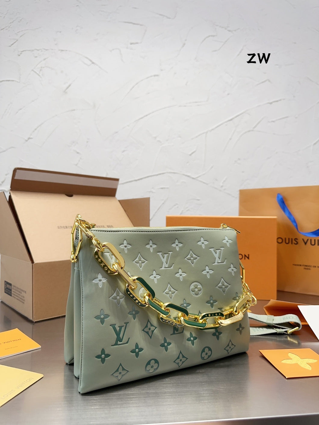 LB866 Coussin MM / 10.2 x 9.4 x 4.7 inches