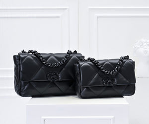 CC1077 CHANEL 19 Handbag / Small/Medium