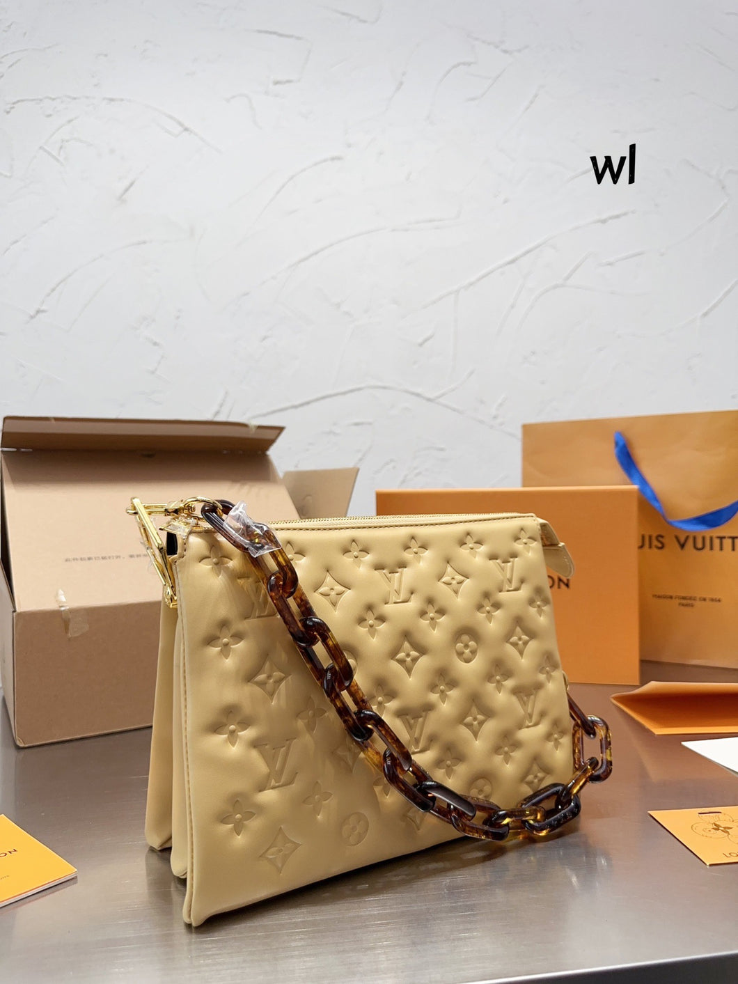 LB869 Coussin PM / 10.2 x 7.9 x 4.7 inches