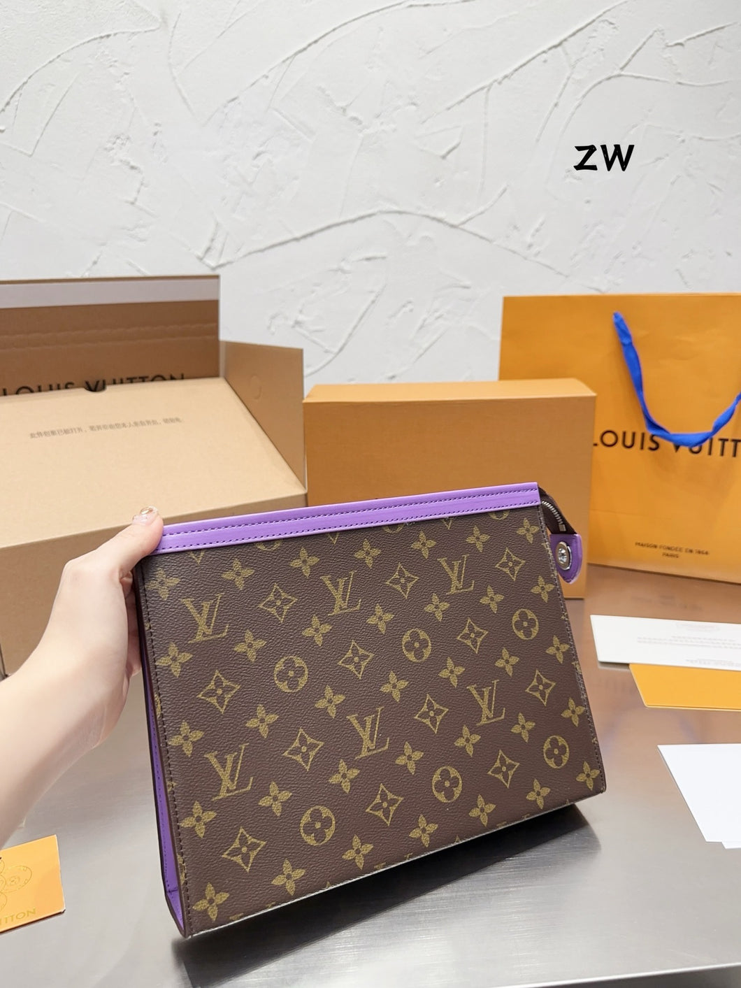 LB897 Pochette Voyage MM / 10.6 x 8.3 x 2.4 inches