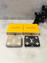 Load image into Gallery viewer, LB948 Compact Wallet / 4.3 x 3.3 x 1.4 inches
