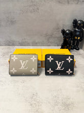 Load image into Gallery viewer, LB948 Compact Wallet / 4.3 x 3.3 x 1.4 inches
