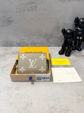 Load image into Gallery viewer, LB948 Compact Wallet / 4.3 x 3.3 x 1.4 inches
