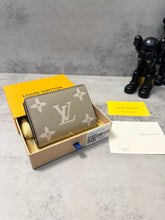 Load image into Gallery viewer, LB948 Compact Wallet / 4.3 x 3.3 x 1.4 inches
