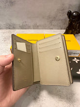 Load image into Gallery viewer, LB948 Compact Wallet / 4.3 x 3.3 x 1.4 inches
