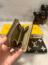 Load image into Gallery viewer, LB948 Compact Wallet / 4.3 x 3.3 x 1.4 inches
