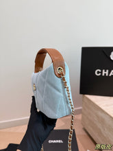 Load image into Gallery viewer, CC1405 Chanel 25A Haze Blue Vanity Case / 16cm
