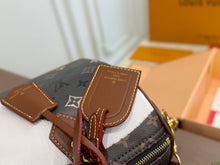 Load image into Gallery viewer, LB1459 LV Speedy Soft 30 Pillow Bag / 30 x 21 x 17 cm
