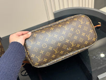 Load image into Gallery viewer, LB1215 Neverfull Inside Out MM / 12.2 x 11 x 5.5 inches
