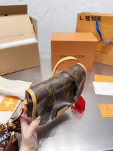 Load image into Gallery viewer, LB827 Vintage Small/Medium Shoulder Bag
