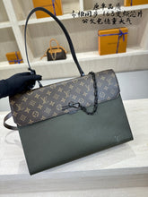 Load image into Gallery viewer, LB1466 Louis Vuitton Robusto Briefcase / 40 x 28 x 10 cm
