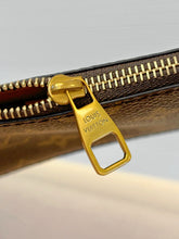 Load image into Gallery viewer, LB1222 Wallet On Chain Low Key / 8.7 x 5.1 x 1.4 inches / HIGHEST QUALITY VERSION
