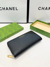Load image into Gallery viewer, GC621 Zip Around Wallet with Gucci Script / 7.8&quot;W x 5&quot;H x 1.6&quot;D
