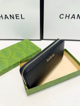 Load image into Gallery viewer, GC621 Zip Around Wallet with Gucci Script / 7.8&quot;W x 5&quot;H x 1.6&quot;D
