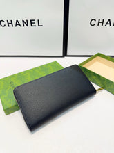 Load image into Gallery viewer, GC621 Zip Around Wallet with Gucci Script / 7.8&quot;W x 5&quot;H x 1.6&quot;D
