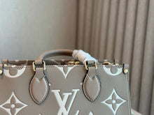 Load image into Gallery viewer, LB899 OnTheGo East West / 9.8 x 5.1 x 3.9 inches
