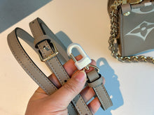 Load image into Gallery viewer, LB899 OnTheGo East West / 9.8 x 5.1 x 3.9 inches
