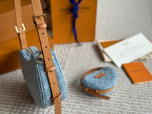 Load image into Gallery viewer, LB989 Croissant MM / 9.8 x 5.9 x 2 inches
