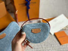 Load image into Gallery viewer, LB989 Croissant MM / 9.8 x 5.9 x 2 inches
