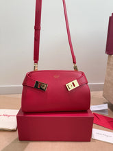 Load image into Gallery viewer, FE002 Ferragamo Trifolio Shoulder Bag / 24 x 15 cm
