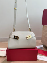 Load image into Gallery viewer, FE002 Ferragamo Trifolio Shoulder Bag / 24 x 15 cm
