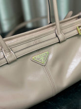 Load image into Gallery viewer, PD319 Cocoa Medium/Large Leather Handbag / HIGHEST QUALITY VERSION
