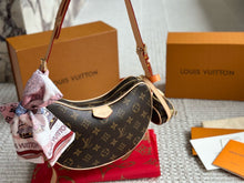 Load image into Gallery viewer, LB990 Croissant MM / 9.8 x 5.9 x 2 inches
