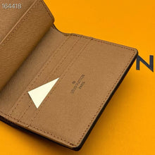 Load image into Gallery viewer, LB1231 Low Key Compact Wallet / 4.3 x 3.3 x 0.8 inches
