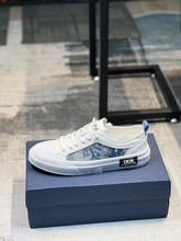 Load image into Gallery viewer, MSE080 DR Men&#39;s Sneakers / Size7-12
