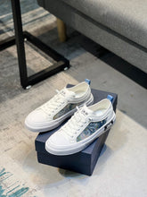 Load image into Gallery viewer, MSE080 DR Men&#39;s Sneakers / Size7-12
