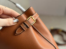 Load image into Gallery viewer, CL139 MINI/SMALL CABAS ANAIS CUIR TRIOMPHE SHIPPING BAG
