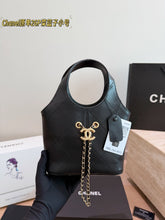Load image into Gallery viewer, CC1438 Chanel Classic Hobo Bag / Large (23 cm), Small (18 cm）
