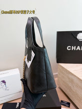 Load image into Gallery viewer, CC1438 Chanel Classic Hobo Bag / Large (23 cm), Small (18 cm）
