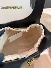 Load image into Gallery viewer, CC1438 Chanel Classic Hobo Bag / Large (23 cm), Small (18 cm）
