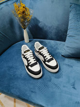 Load image into Gallery viewer, SE1213 LB Time Out Sneakers / Size4-11

