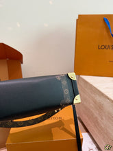 Load image into Gallery viewer, LB1486 LV Side Trunk / Medium
