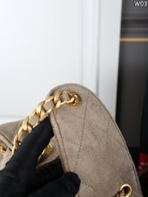 Load image into Gallery viewer, CC1195 CHANEL 25 Small Handbag / 11.8 x 10.2 x 5.5in
