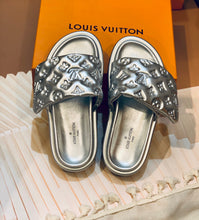 Load image into Gallery viewer, SE1100 LB Pool Pillow Flat Comfort Mule  /  Size5-11
