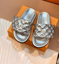 Load image into Gallery viewer, SE1100 LB Pool Pillow Flat Comfort Mule  /  Size5-11
