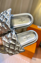 Load image into Gallery viewer, SE1100 LB Pool Pillow Flat Comfort Mule  /  Size5-11
