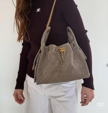 Load image into Gallery viewer, CC1195 CHANEL 25 Small Handbag / 11.8 x 10.2 x 5.5in
