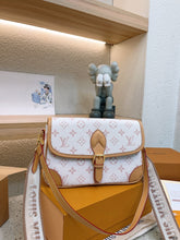 Load image into Gallery viewer, LB912 Diane / 9.4 x 5.9 x 3.5 inches
